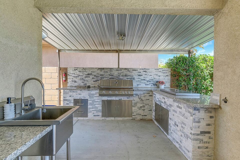 Outdoor kitchen and barbecue area!
Gas grill, charcoal grill, fridge, and more!