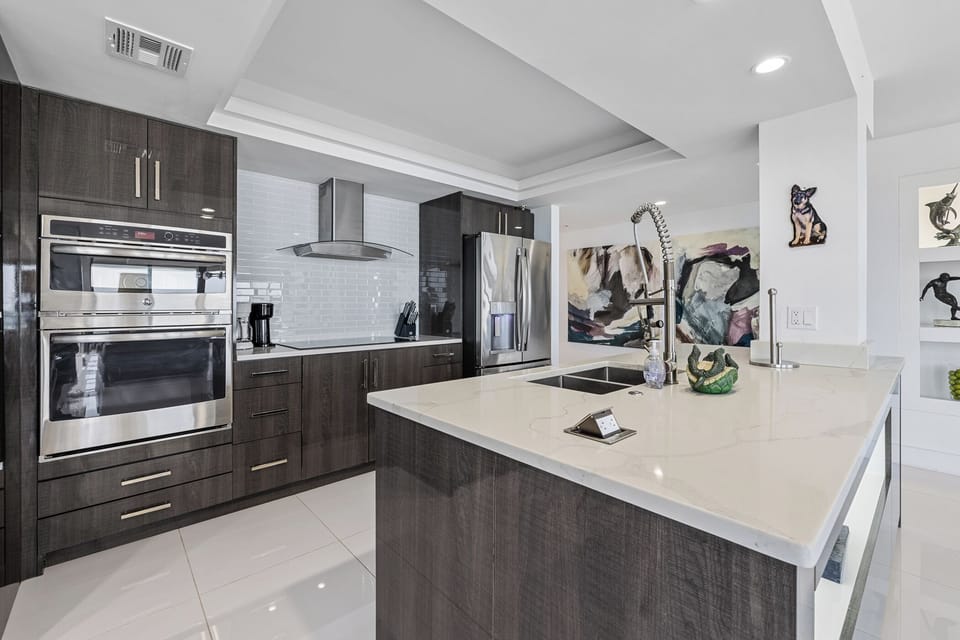 Fully equipped kitchen.