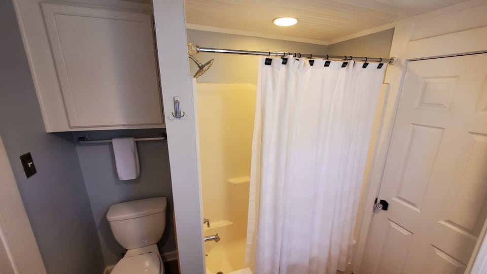 Bathroom with shower/tub