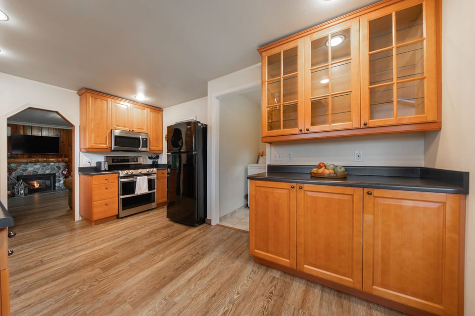 Full-size fridge, microwave, oven, stovetop