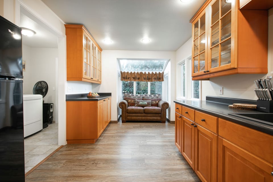 Cabin | Private kitchen | Full-size fridge, microwave, oven, stovetop