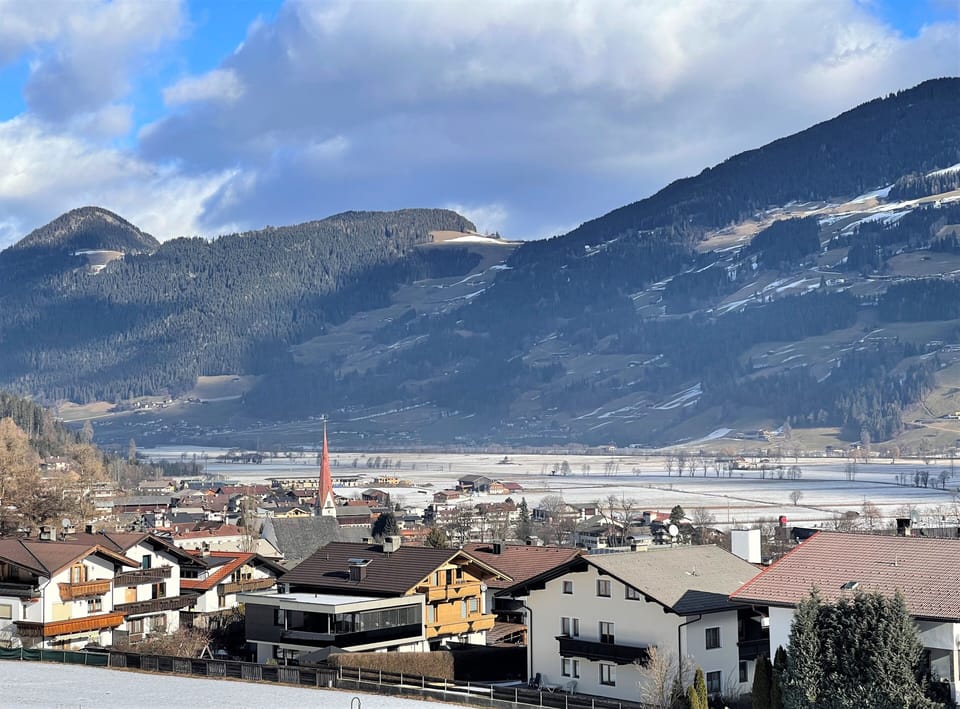 Blick von der Dachterrasse auf die Gemeinde Fügen und das Zillertal