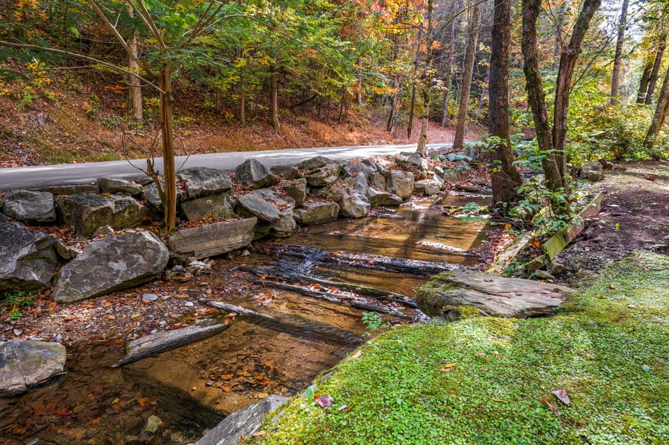 Families can gather in this cabin in the Smoky Mountains where you can enjoy -National Park, BBQ, Hot Tub, arcade, game, fire pit, playground, pool, tennis, basketball, pickle ball.  Easy access:Pigeon Forge, Gatlinburg, Parkway, GSMNP, Wears valley