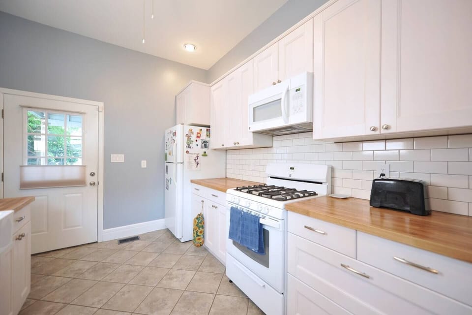 Fully furnished kitchen, gas stove