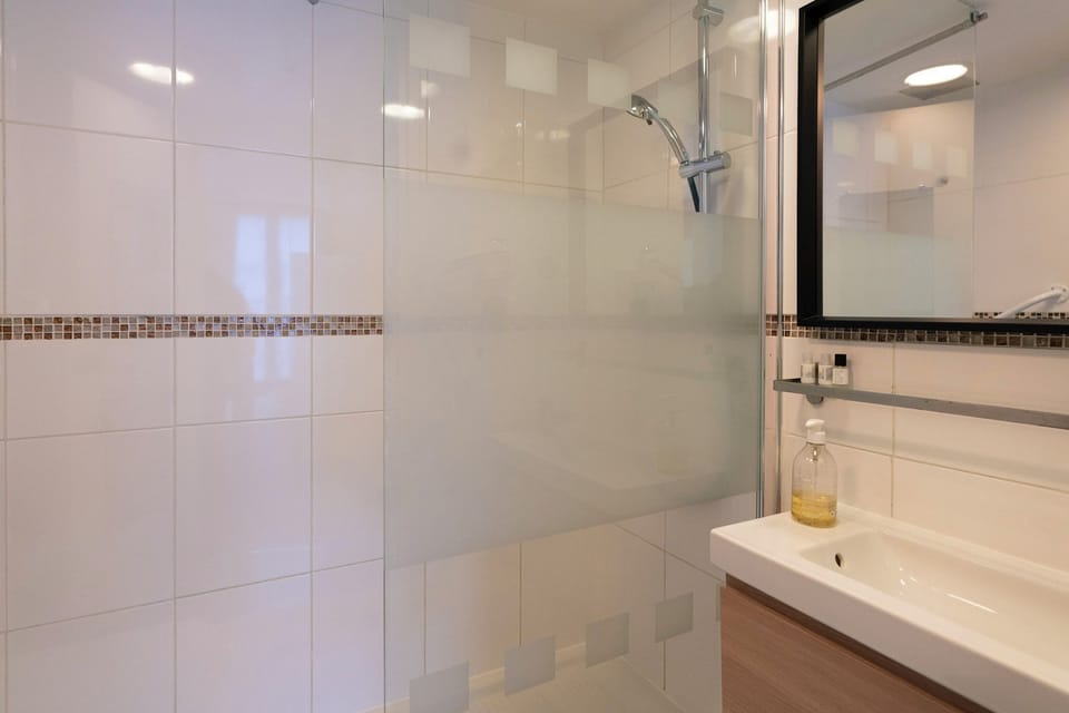 Double Room, 1 Double Bed | Bathroom | Shower, hair dryer, towels