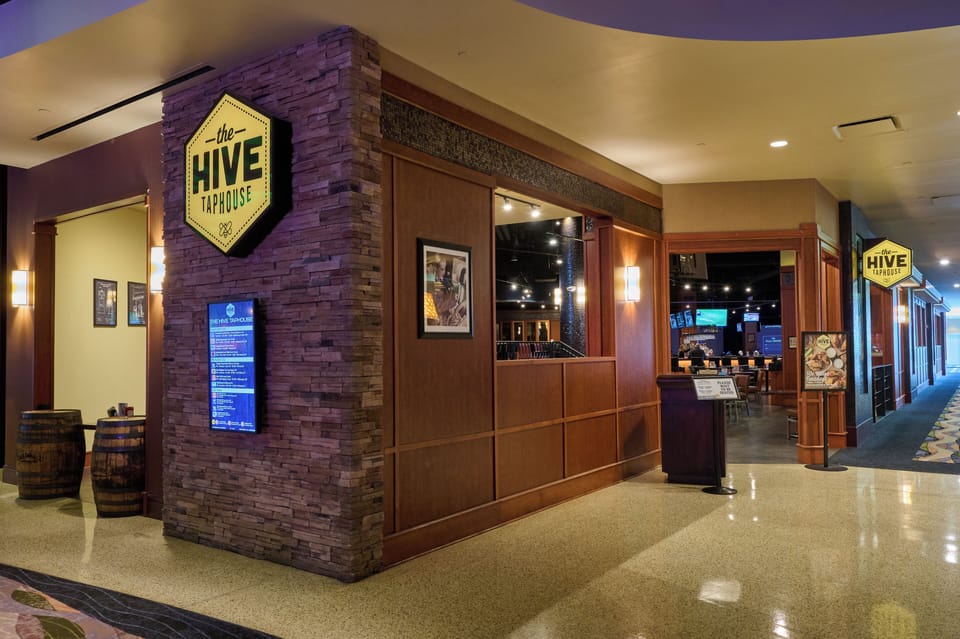 8 restaurants; breakfast, lunch, and dinner served