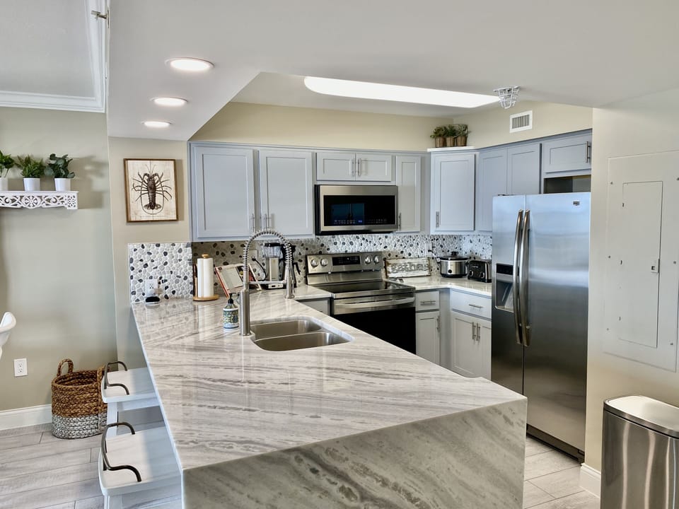 Kitchen and eat at bar