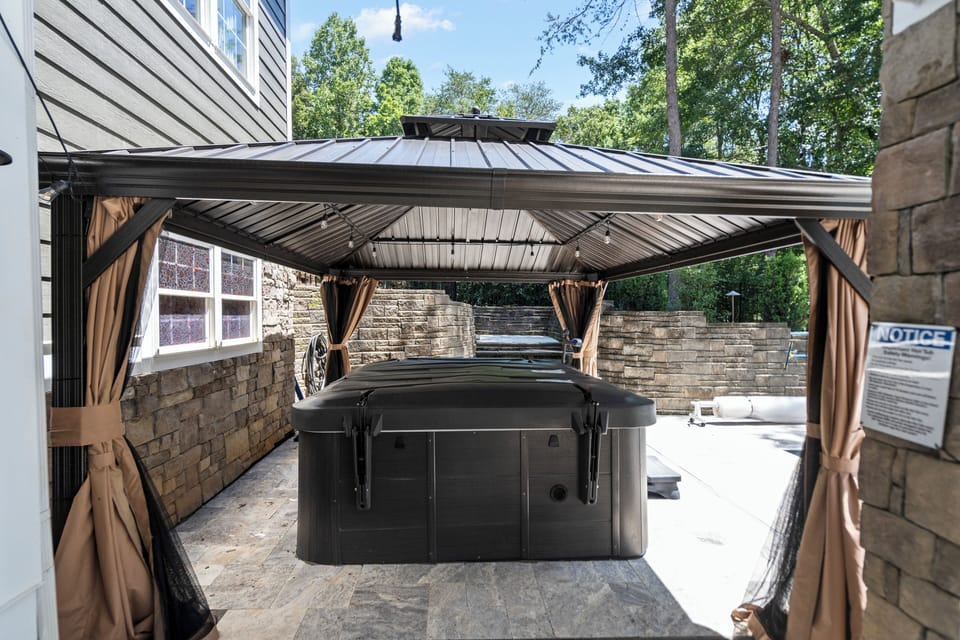 Catalina Nantucket hot tub - seating for 6- privacy curtains with lighting