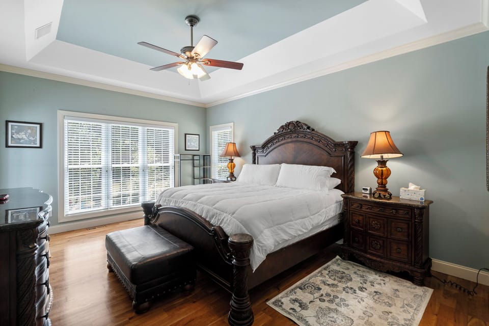Primary bedroom (main level), King-sized bed