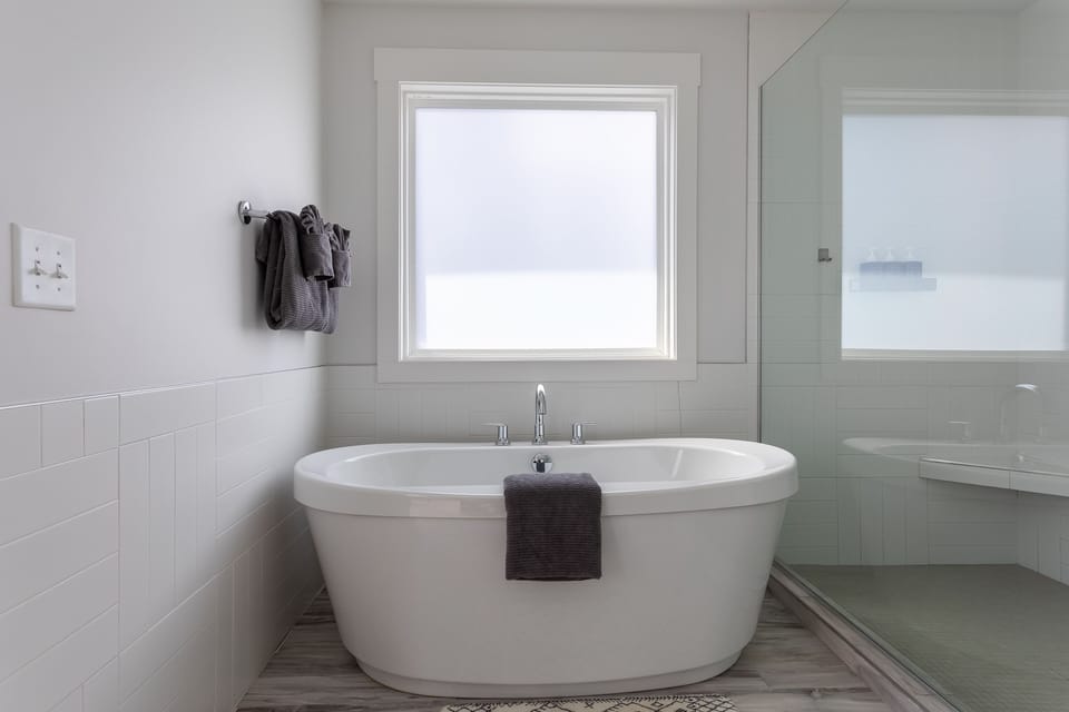 Traverse Full Bathroom