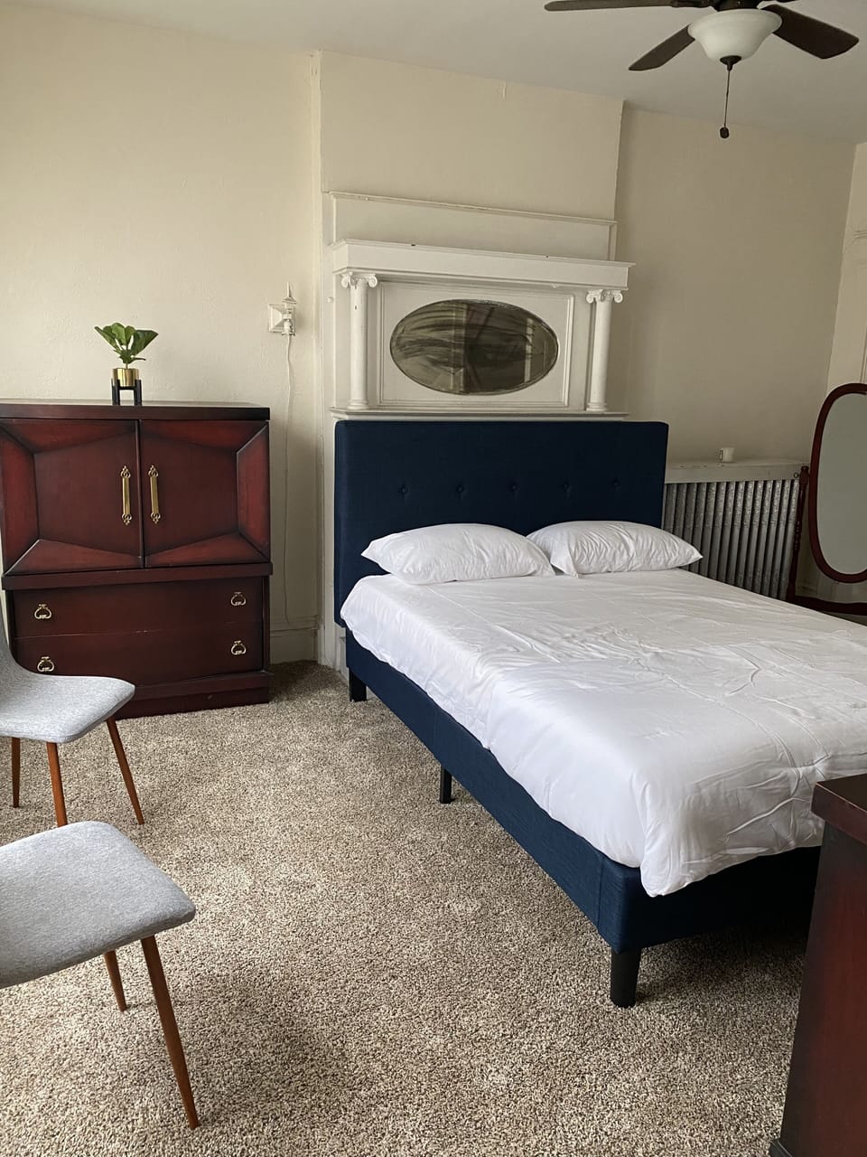 2nd floor bedroom - queen sized bed