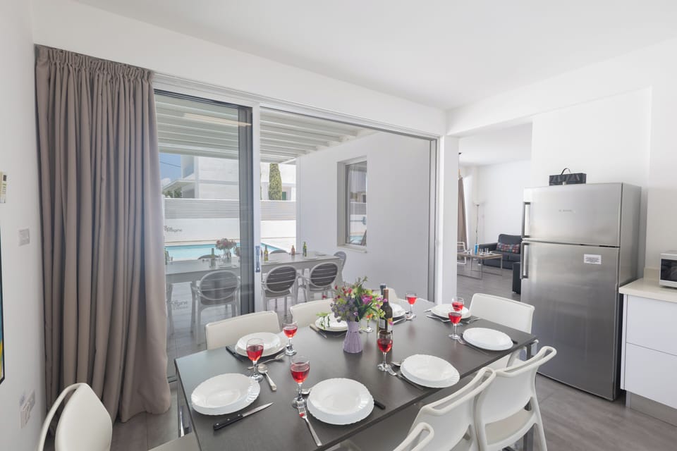 Villa, 5 Bedrooms, Private Pool, Garden View | Dining