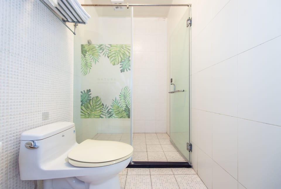 Standard Double Room, Balcony | Bathroom | Shower, hair dryer, towels, shampoo