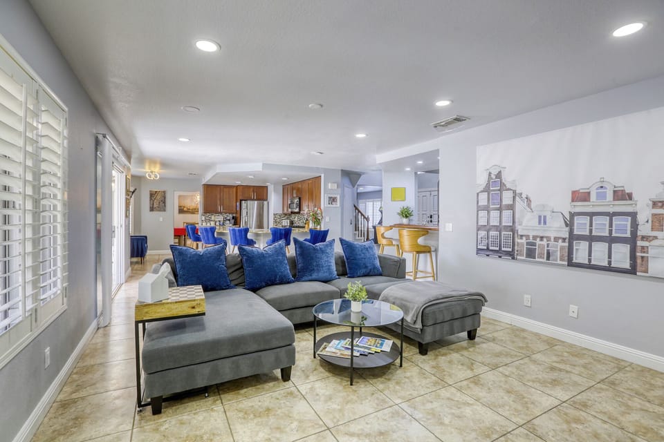 Contemporary open design living area & enjoy the kitchen bar while watching TV.
