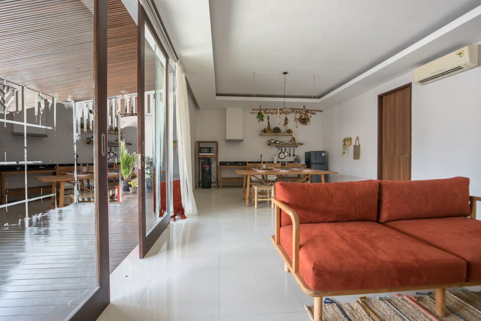 Suite, 2 Bedrooms | Living area | 1-inch TV with satellite channels