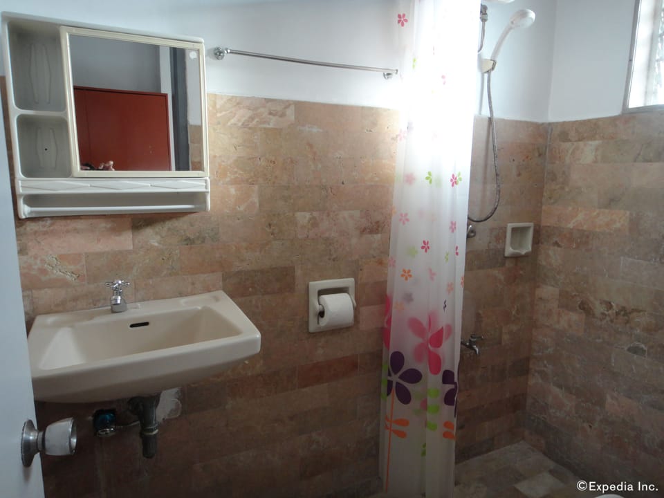 Standard Room (Minimum 3 nights stay) | Bathroom | Shower, towels
