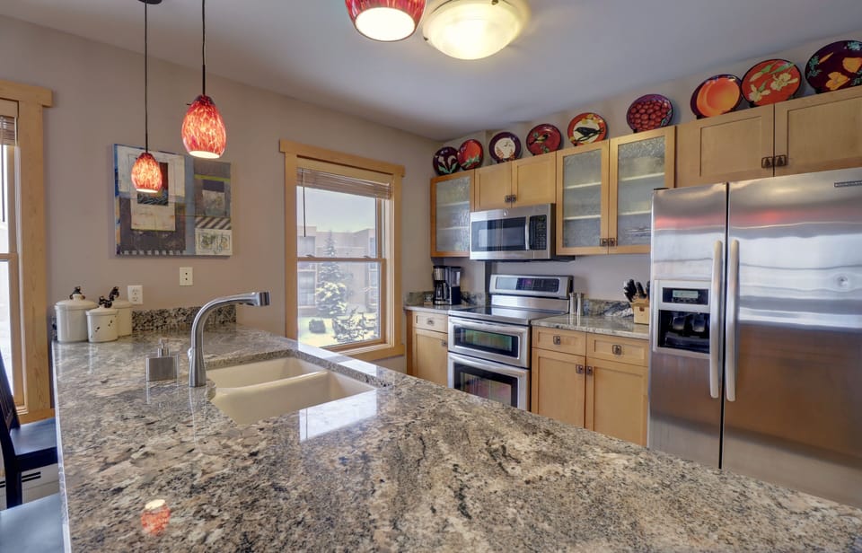 Condo, 3 Bedrooms | Private kitchen | Fridge, oven, coffee/tea maker, toaster