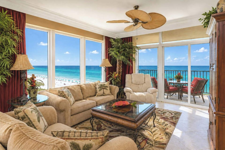 Living room w/recliner seats 6. Smart TV, games, 1 Gigabit wi-fi. Balcony access