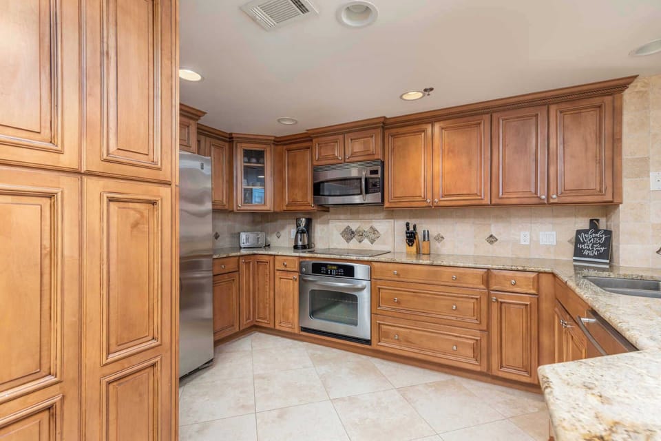Fully stocked modern kitchen and appliances with large pantry. Keurig coffee.