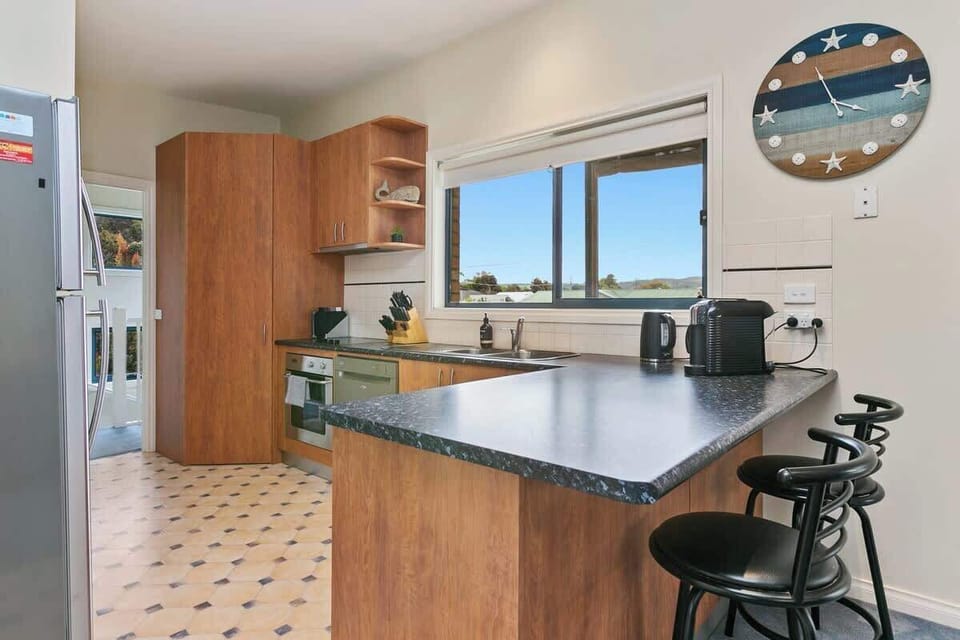 Enjoy cooking in this kitchen as it is equipped with everything you need. 