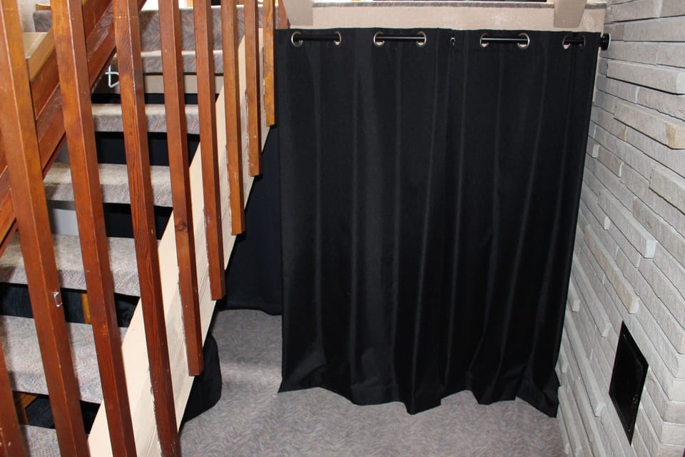 Privacy curtain for 3rd bed.