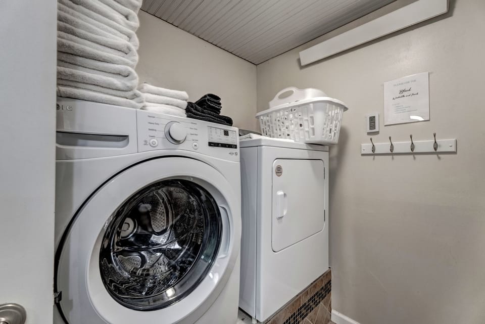 Lower level full bathroom & laundry room