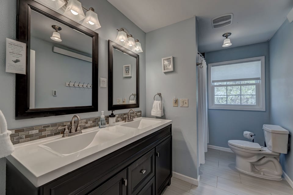 Upper level full bathroom
