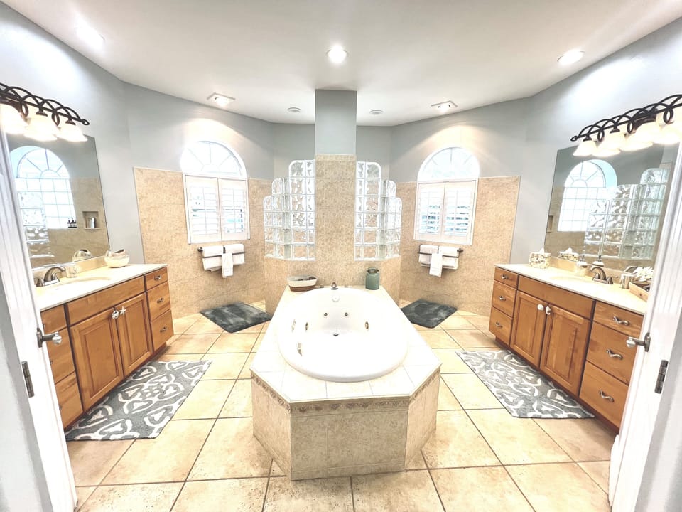 Jacuzzi tub is fantastic!