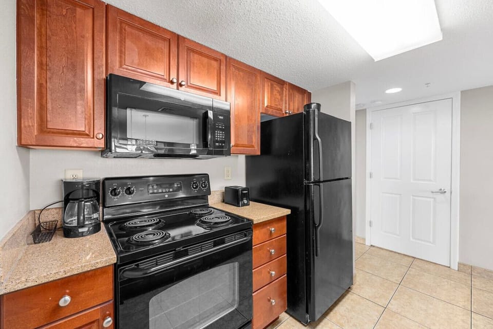 Brew your morning coffee, whip up a pizza, store your leftovers, or cook up a feast — the kitchen is fully stocked with everything you need to make it feel like home. 🍕☕🍳