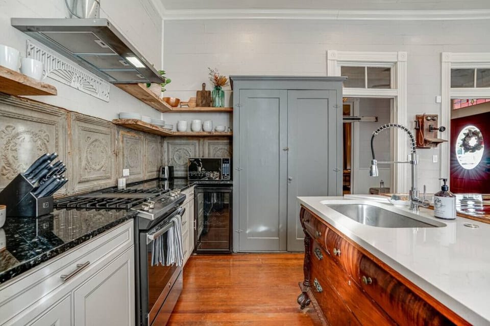 Full Kitchen 1