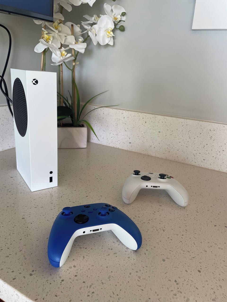 Xbox gaming system with 2 remotes