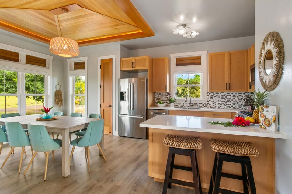 Kitchen, breakfast bar and dining