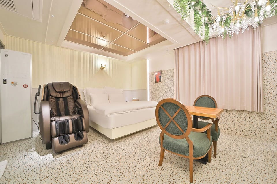 Premium Suite massage chair | In-room safe, individually decorated, individually furnished