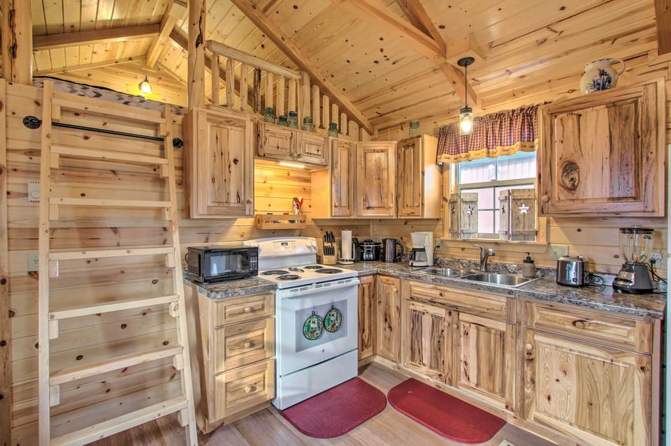 Kitchen | Well-Equipped w/ Cooking Basics