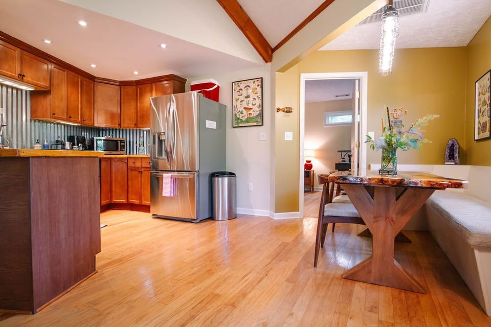 Fully stocked kitchen: just bring groceries.