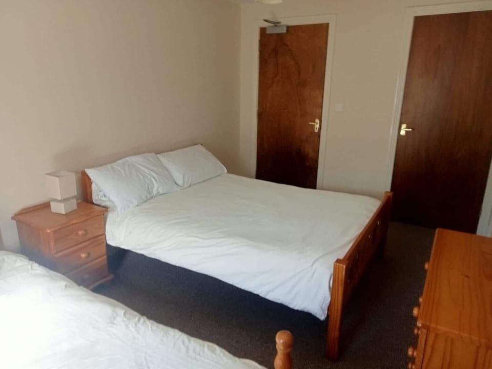 Central 2-bed Apt, Sleeps 5 Above Great Derry Pub Apartment in Londonderry