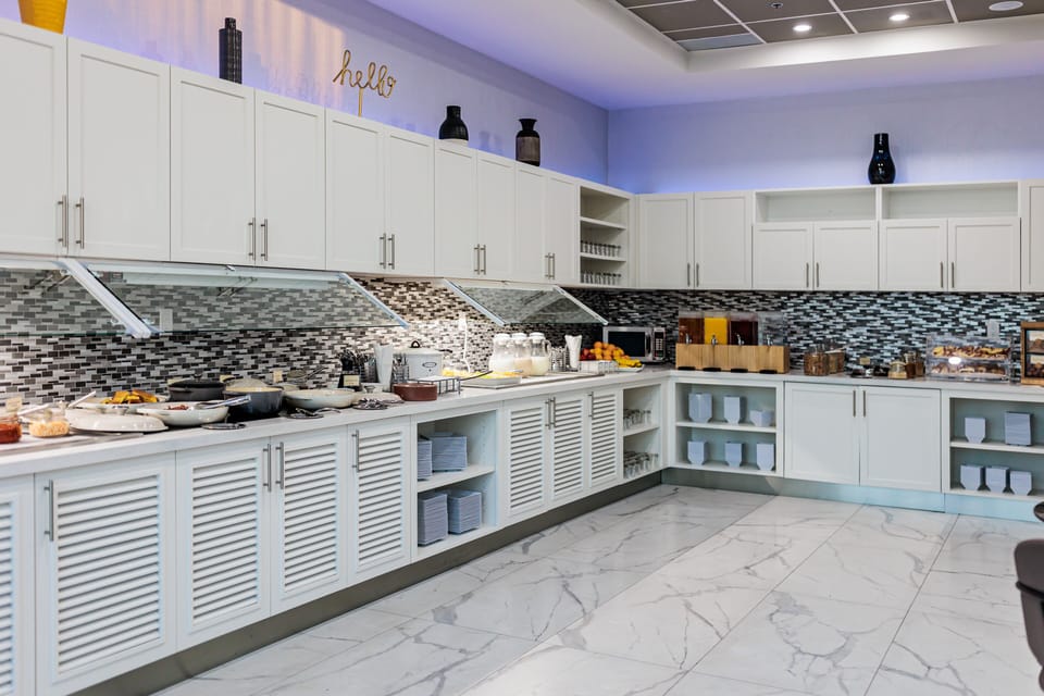 Daily buffet breakfast (CAD 11 per person)