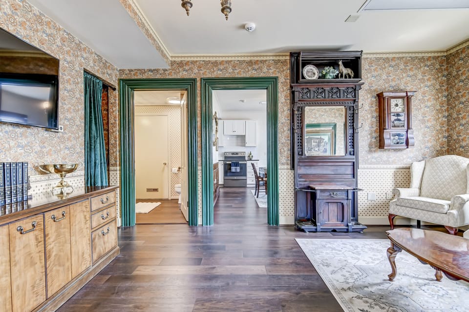 The Bressmer Carriage House - Living Room