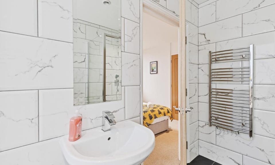 Urban Heights - two Bedroom two Bathroom Loft Style Apartment - Fast Wifi Apartment in Brighton
