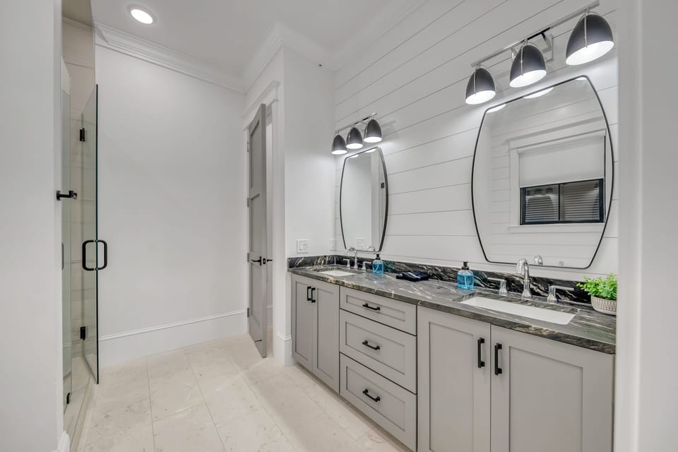 First Floor King Bathroom