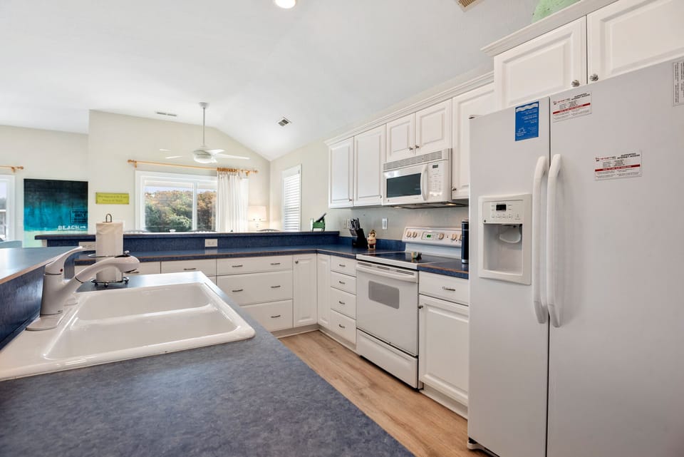 JR9108: Sisters Ugly | Top Level Kitchen