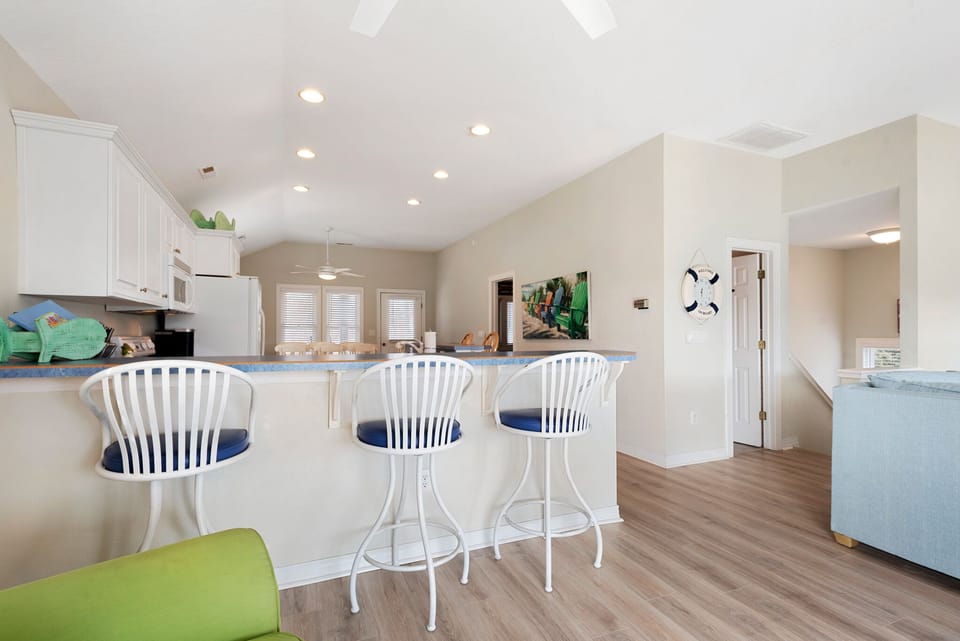 JR9108: Sisters Ugly | Top Level Living Area and Kitchen