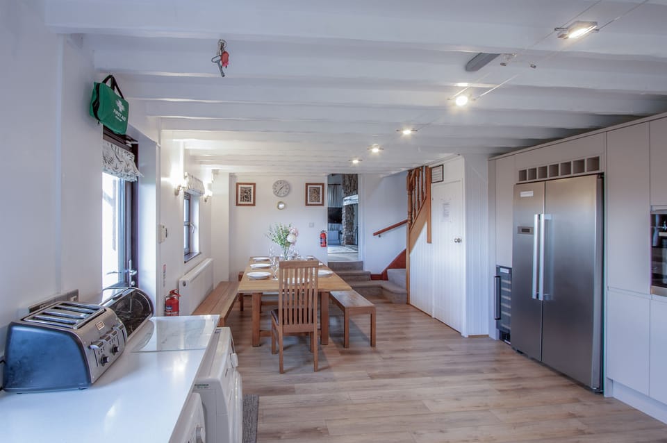 Family House | Private kitchen | Fridge, microwave, oven, stovetop