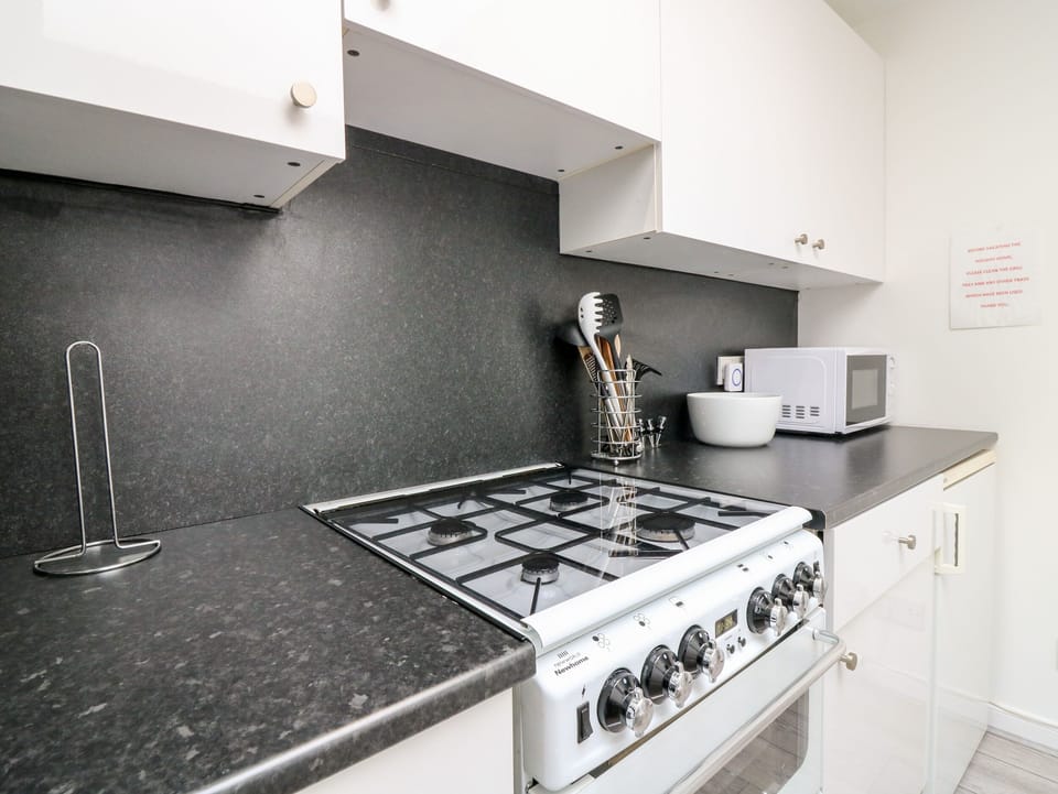 Cottage | Private kitchen | Fridge, electric kettle, toaster, cookware/dishes/utensils