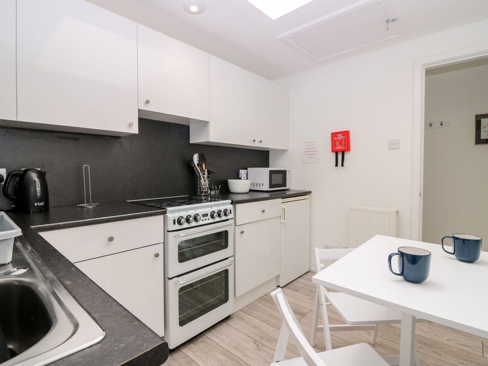 Cottage | Private kitchen | Fridge, electric kettle, toaster, cookware/dishes/utensils