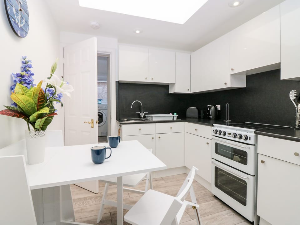 Cottage | Private kitchen | Fridge, electric kettle, toaster, cookware/dishes/utensils