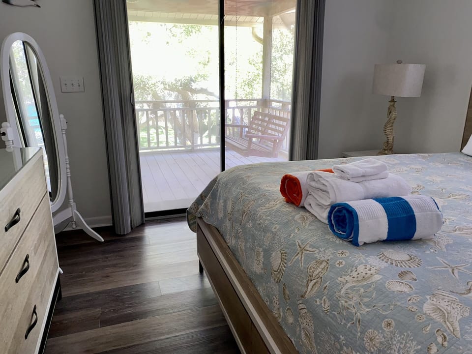Master bedroom - king - with tv and walk in closet 
Beach towels for guest use!