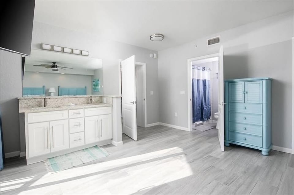 Vanity and En suite bathroom