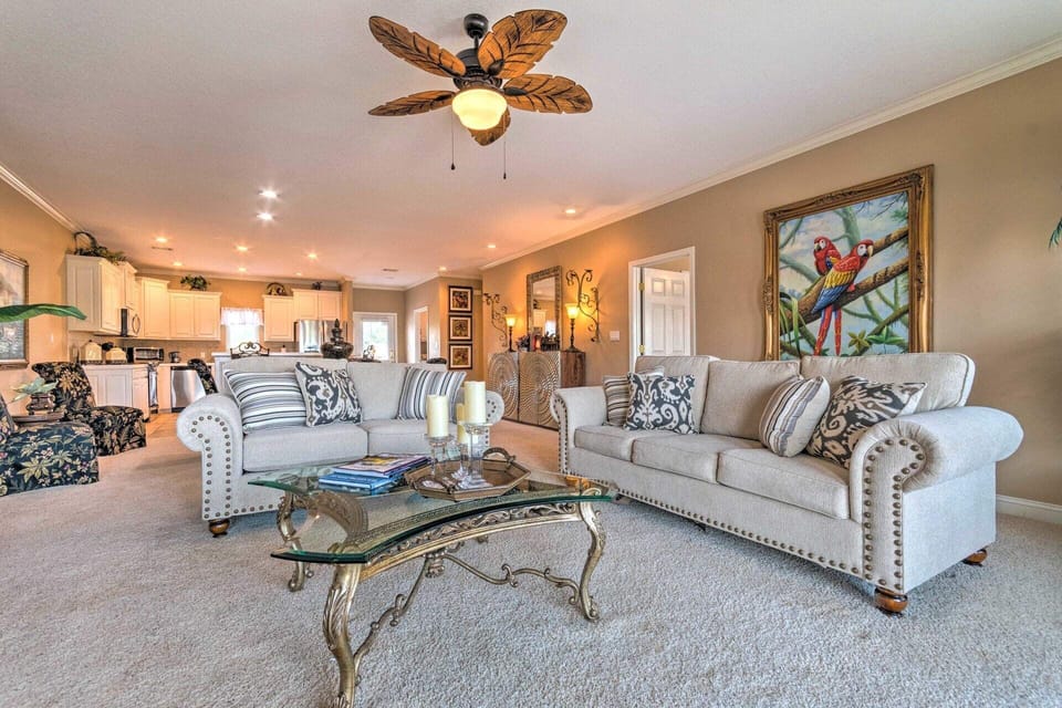 There's ample space for your group of 6 with 1,500 square feet of living space.