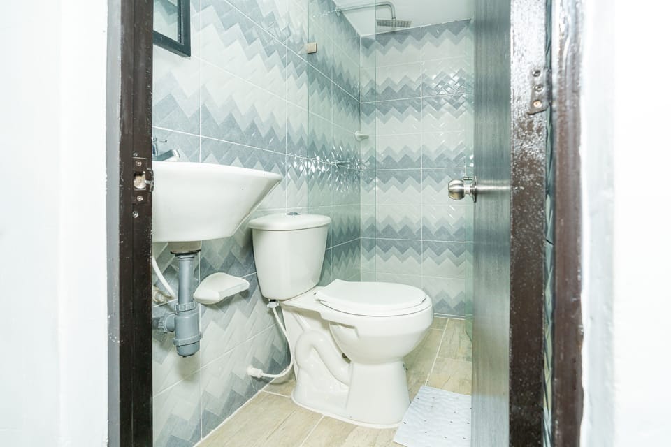 Triple Room | Bathroom | Shower, free toiletries, towels, soap